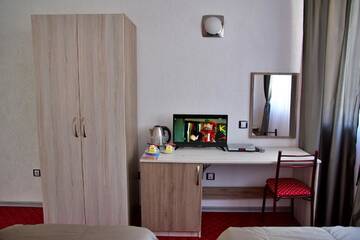 Фото номера Двухместный номер с 2 отдельными кроватями Отель NAYS г. Madan 7