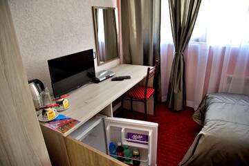 Фото номера Двухместный номер с 2 отдельными кроватями Отель NAYS г. Madan 3